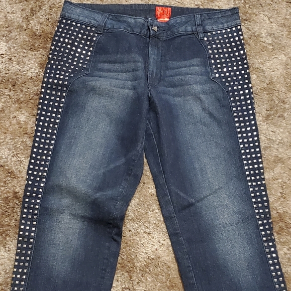 Christina V. Jeans - Picture 7 of 7